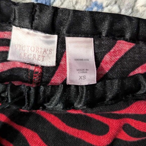 Victoria' Secret Pajama Set in Size XS - Red and Black Zebra Print - Picture 9 of 13